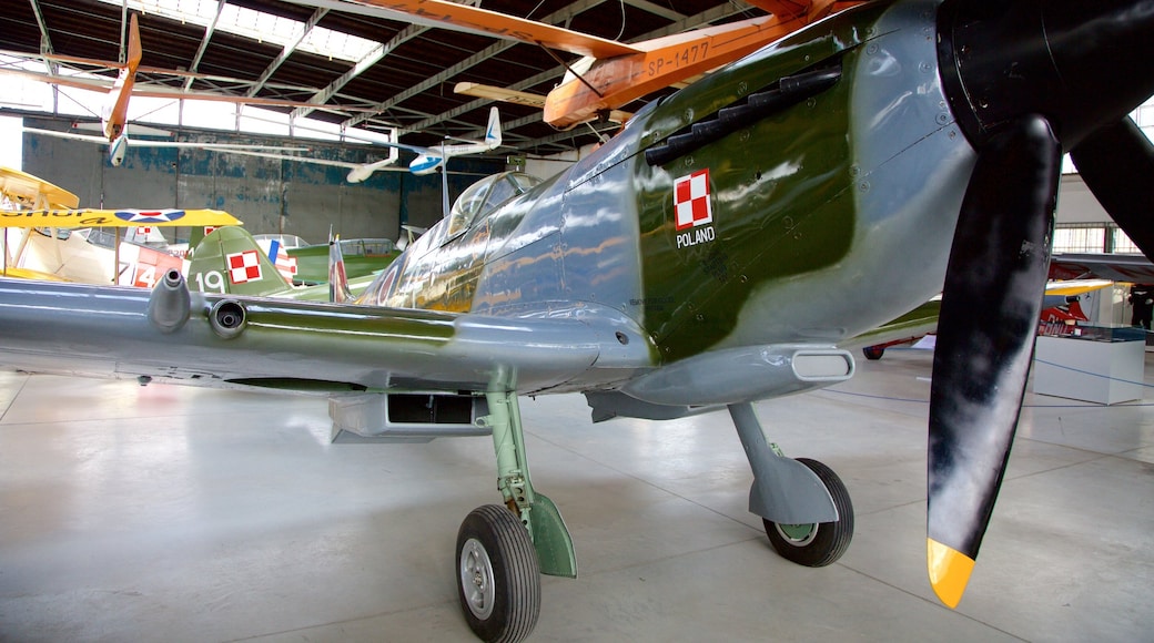 Polnisches Luftfahrtmuseum welches beinhaltet Innenansichten