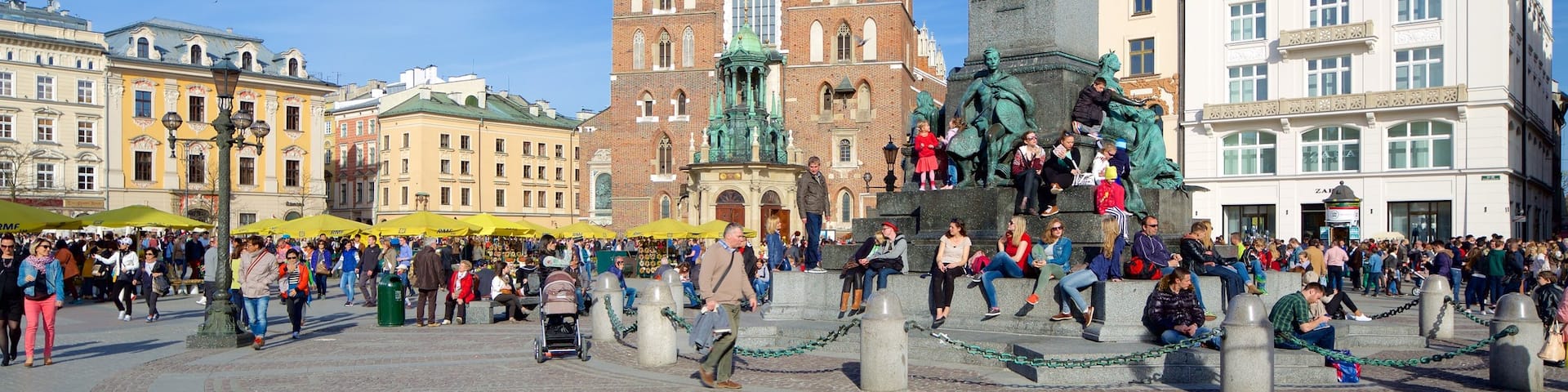 St. Mary\'s Basilica featuring street scenes, a square or plaza and a statue or sculpture