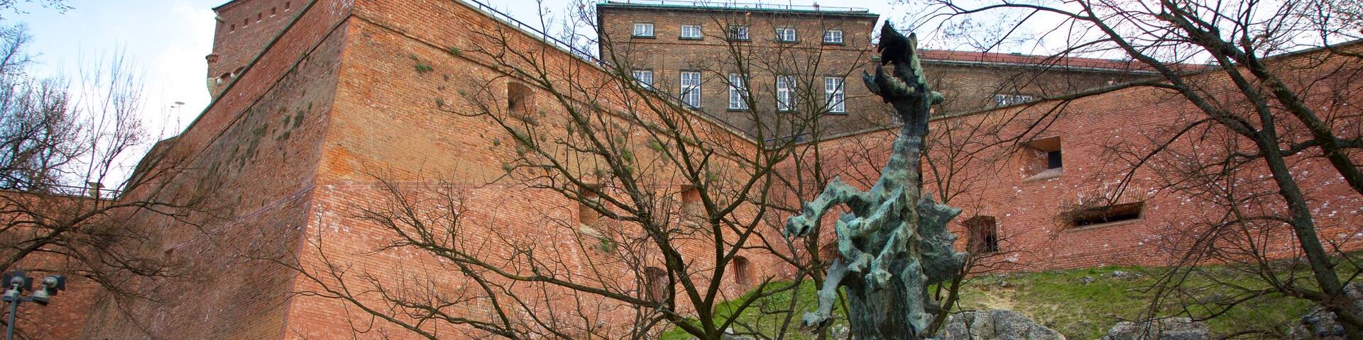 Drachenhöhle welches beinhaltet Statue oder Skulptur sowie kleine Menschengruppe