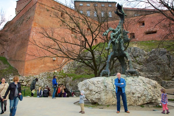 Drachenhöhle welches beinhaltet Statue oder Skulptur sowie kleine Menschengruppe