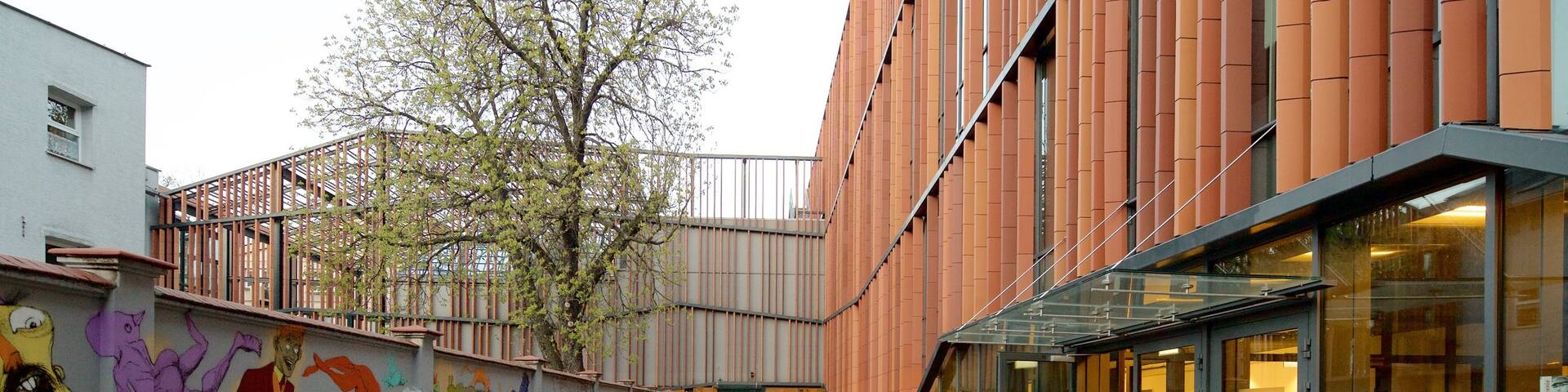 Cracovie mettant en vedette art en plein air aussi bien que petit groupe de personnes