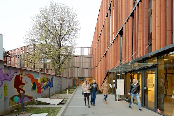 Cracovie mettant en vedette art en plein air aussi bien que petit groupe de personnes