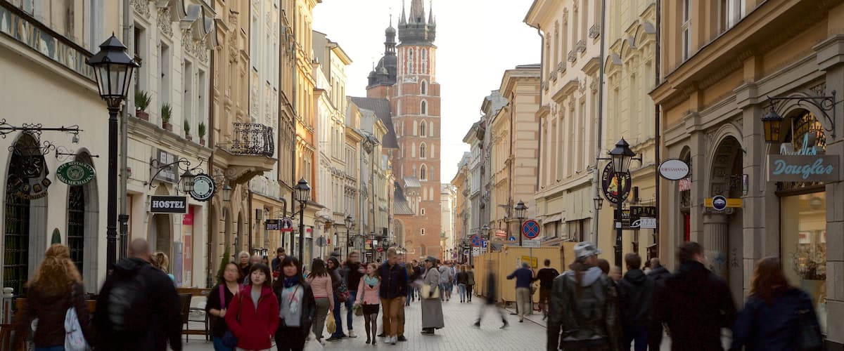 Krakova johon kuuluu perintökohteet ja kaupunki sekä suuri ryhmä ihmisiä