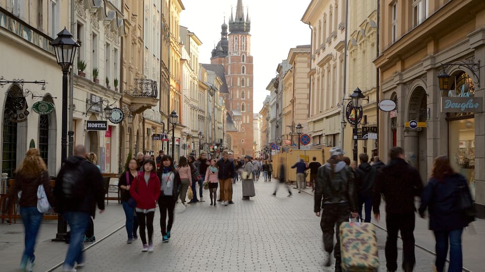 Cracovia ofreciendo una ciudad y elementos patrimoniales y también un gran grupo de personas