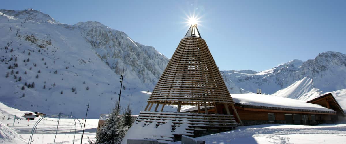 Wintersportplaats Tignes inclusief een luxueus hotel of resort, sneeuw en landschappen