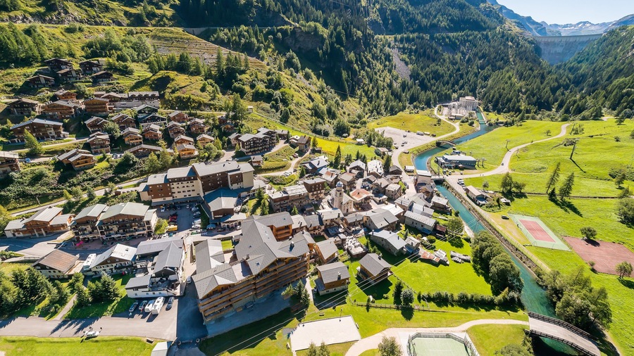 Stazione sciistica di Tignes mostrando piccola città o villaggio e fiume o ruscello