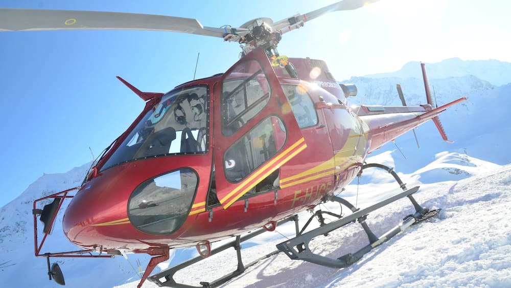 Station de ski de Tignes mettant en vedette avion et neige