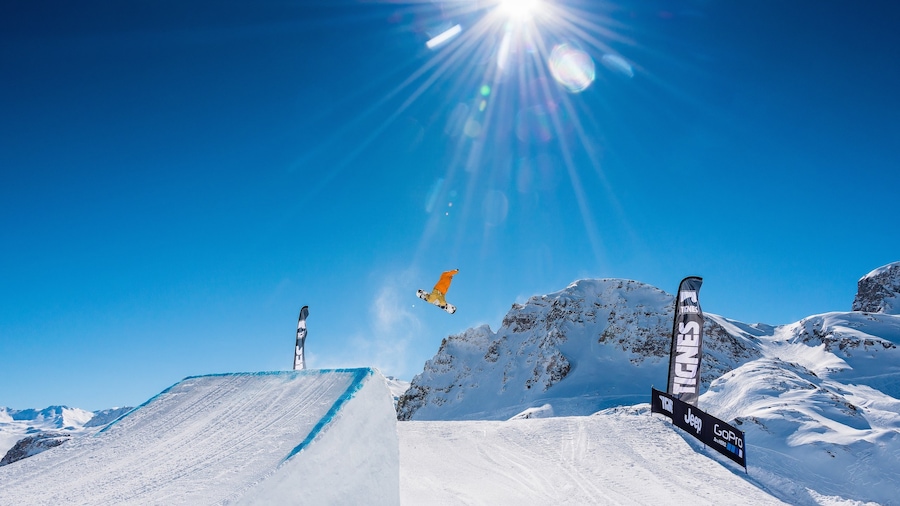 Wintersportort Tignes das einen Snowboarden und Schnee