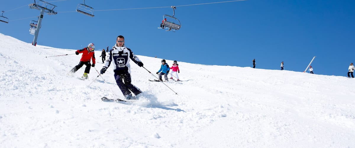 Alpes del Norte que incluye esquiar en la nieve y nieve y también un pequeño grupo de personas