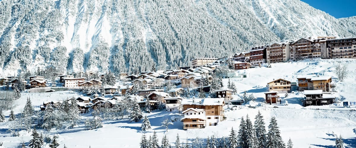 高雪維爾滑雪場 设有 山, 小鎮或村莊 和 下雪