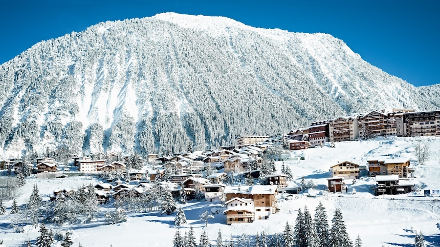Alpes del Norte que incluye una pequeña ciudad o pueblo, montañas y nieve