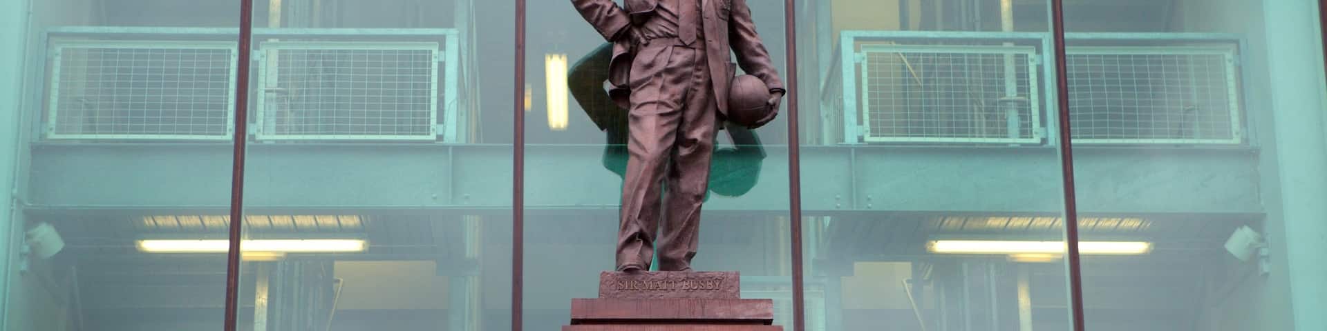 Old Trafford montrant statue ou sculpture