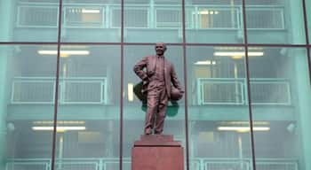 Old Trafford ofreciendo una estatua o escultura