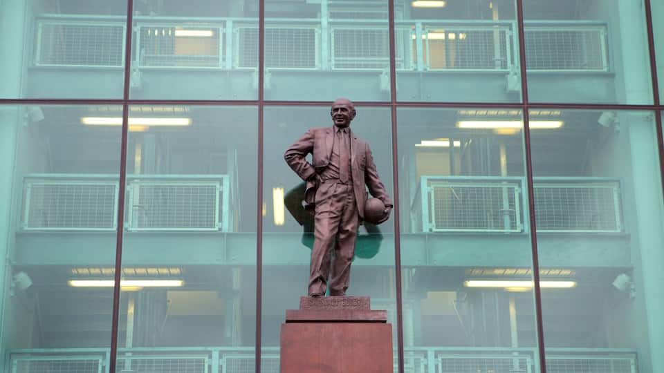 Old Trafford mostrando statua o scultura