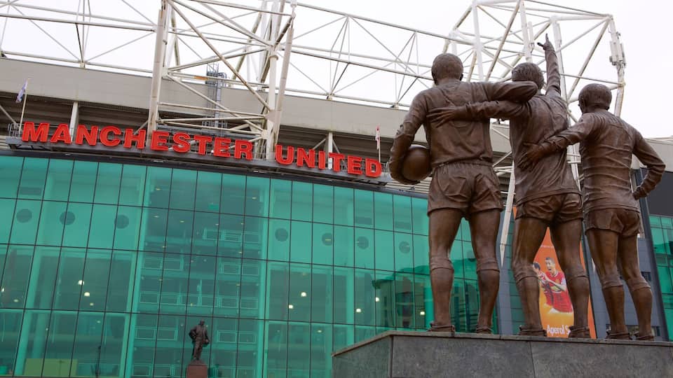 Old Trafford toont een standbeeld of beeldhouwwerk