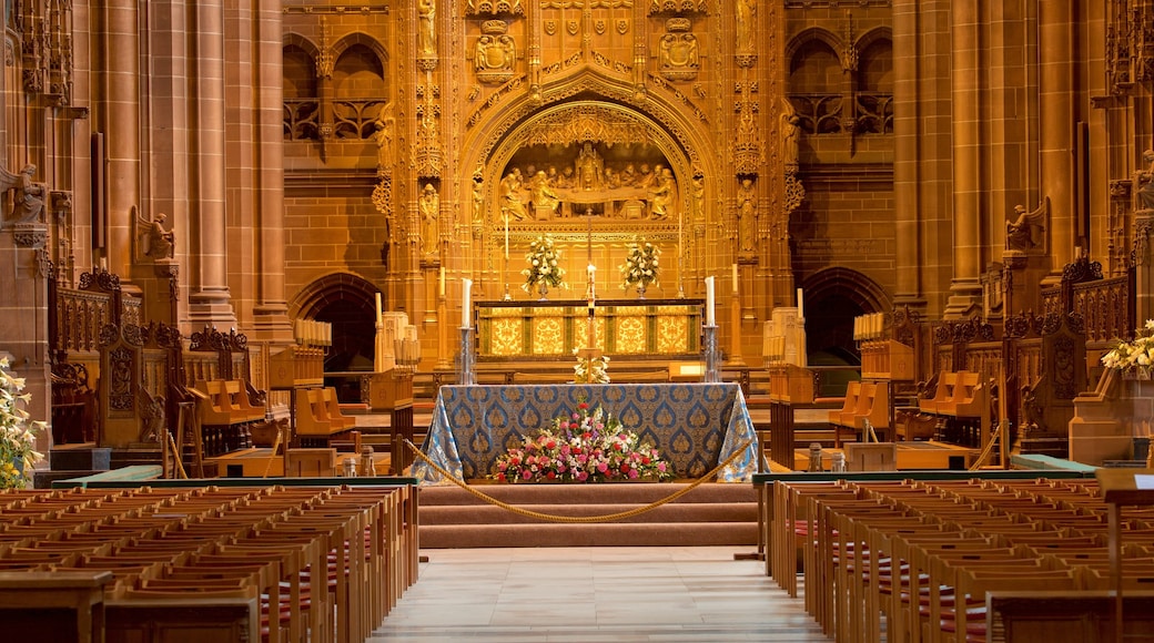 Liverpool Anglican Cathedral que incluye vistas interiores, elementos del patrimonio y una iglesia o catedral