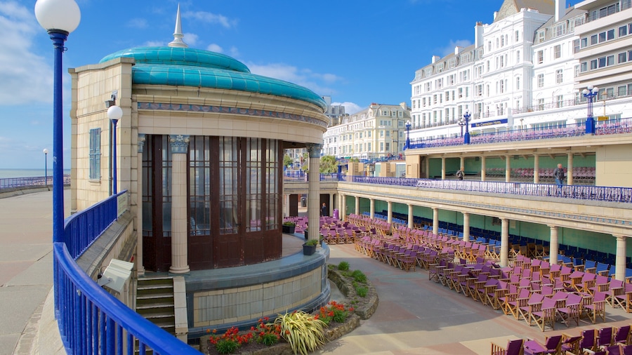 Kiosque Eastbourne Bandstand qui includes ville