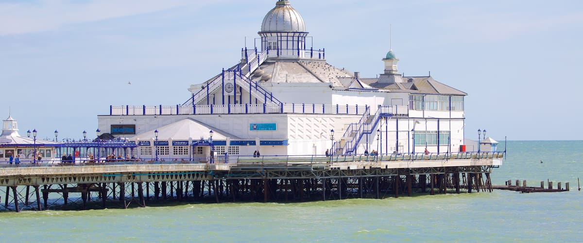 Eastbourne mettant en vedette vues littorales