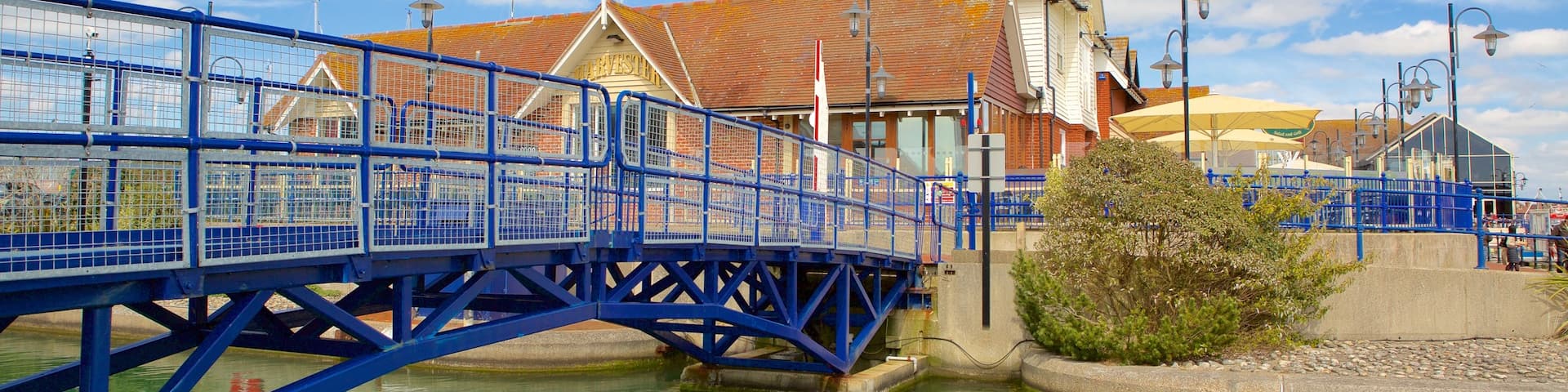 Sovereign Harbour mit einem Fluss oder Bach und Brücke
