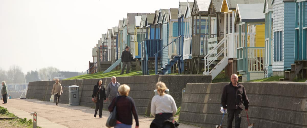 Whitstable Beach 及び 少数の人々