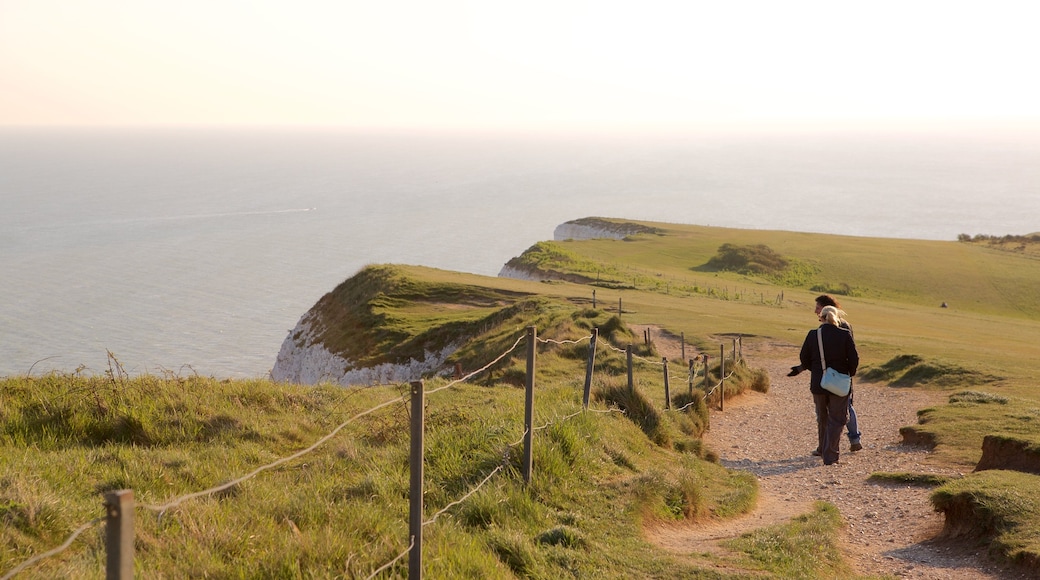 Beachy Head presenterar kustutsikter såväl som en liten grupp av människor