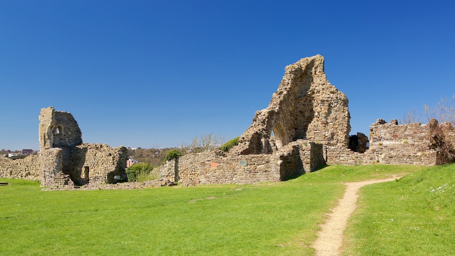 Hastings Castle mostrando ruinas de edificios y elementos del patrimonio