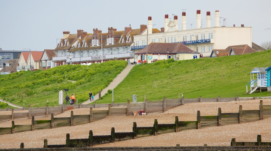 Whitstable Beach welches beinhaltet Steinstrand