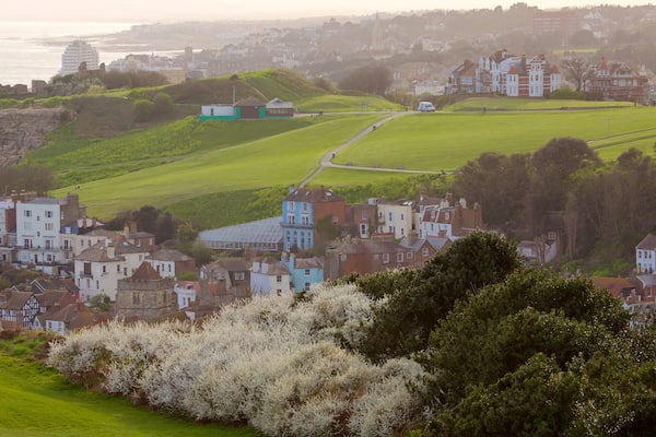 Hastings Country Park qui includes petite ville ou village, vues littorales et parc