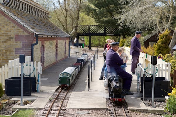 Eastbourne Miniature Steam Railway Adventure Park mettant en vedette articles ferroviaires aussi bien que petit groupe de personnes
