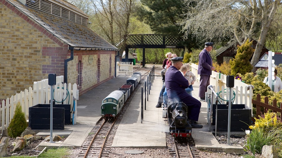 Eastbourne Miniature Steam Railway Adventure Park ofreciendo artículos ferroviarios y también un pequeño grupo de personas