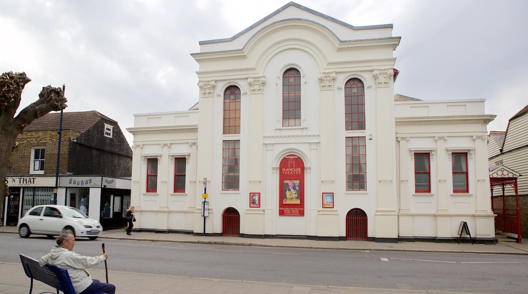 Teatro Playhouse Theatre Whitstable mostrando escenas de teatro y también un hombre