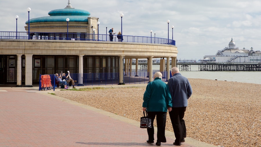 Eastbourne Bandstand que incluye una playa de piedras y también una pareja