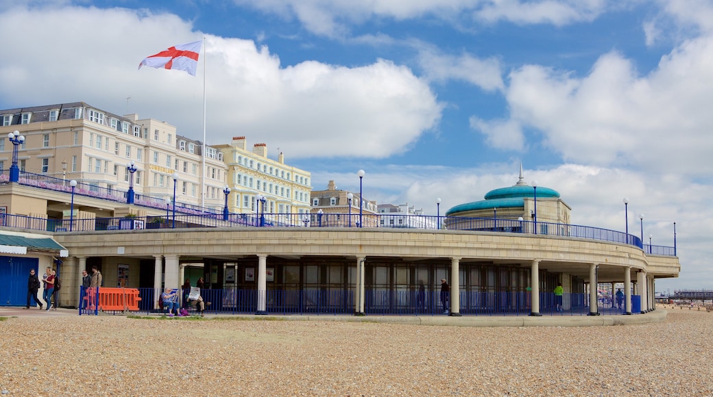 Eastbourne Bandstand que incluye una playa de guijarros