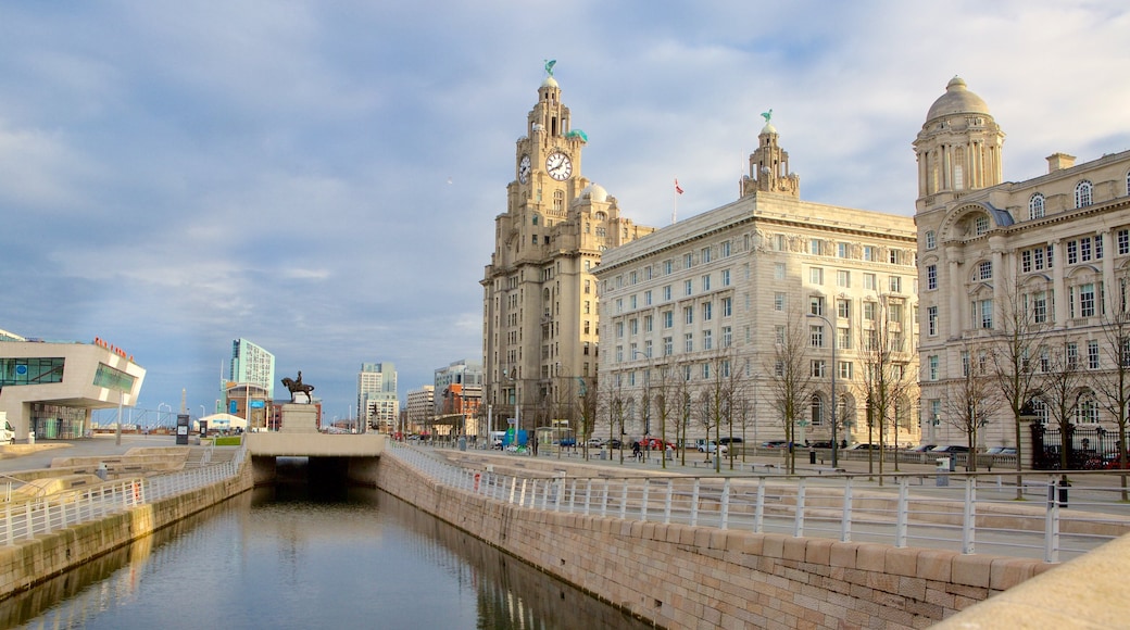 Liverpool que incluye un río o arroyo y una ciudad