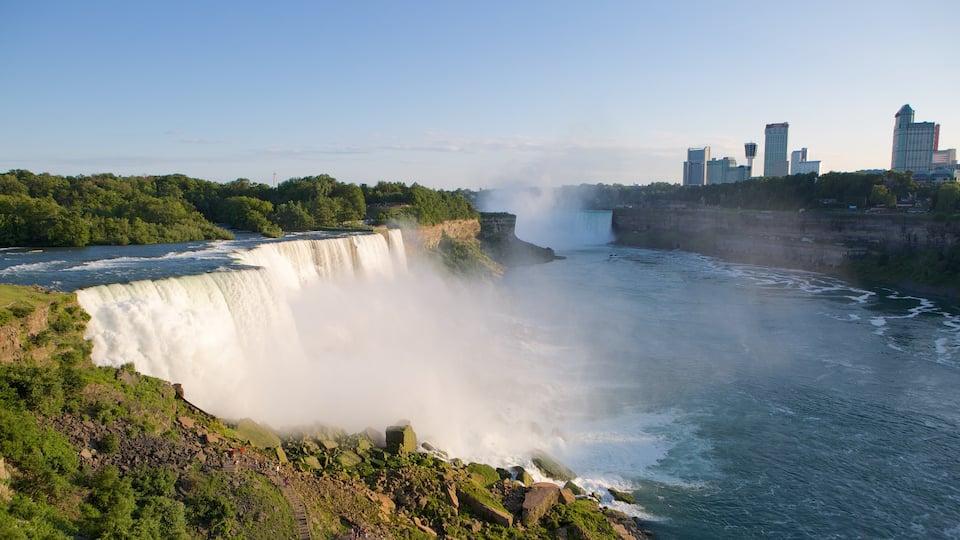 Buffalo que incluye una catarata, una ciudad y un río o arroyo