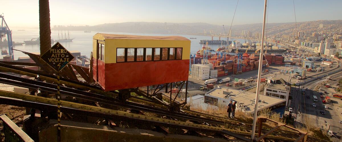 Valparaíso mostrando elementos industriales y una ciudad