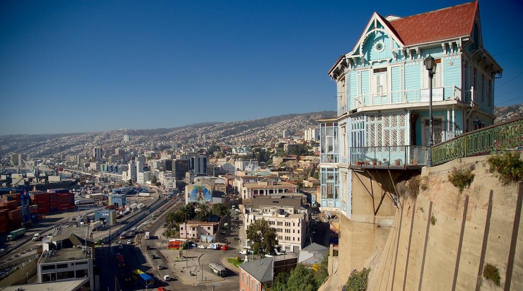 Valparaiso showing a city and landscape views