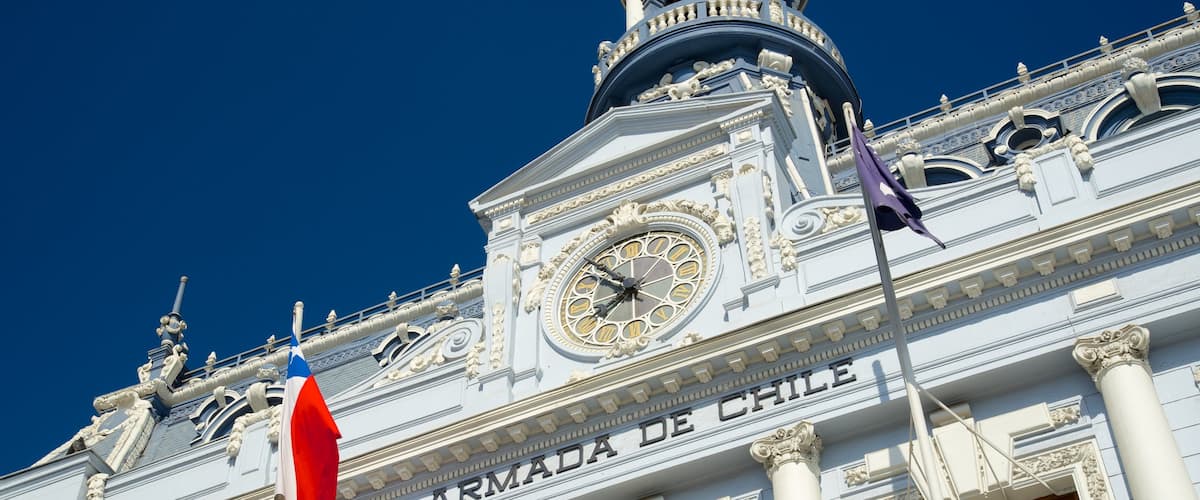Plaza Sotomayor which includes heritage architecture and military items