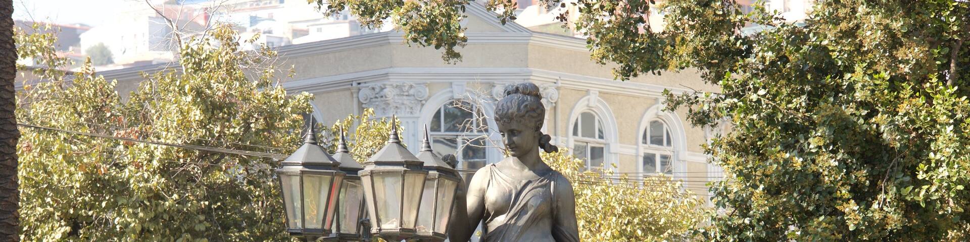 Plaza Victoria which includes a statue or sculpture