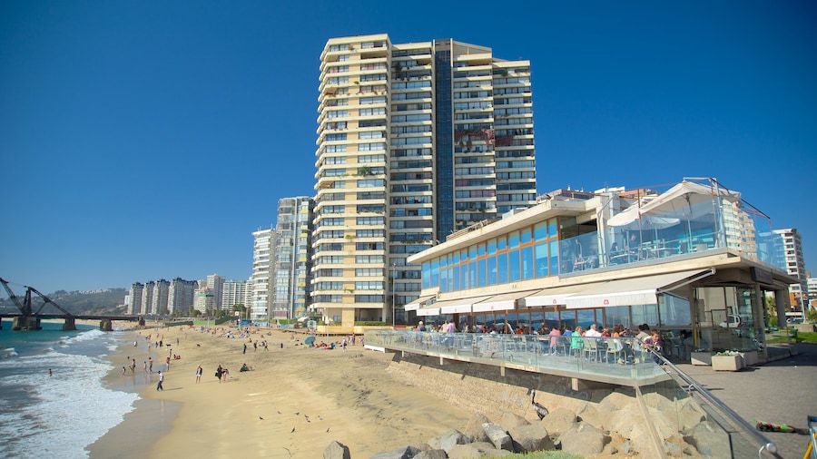 Playa Acapulco ofreciendo una playa y una ciudad