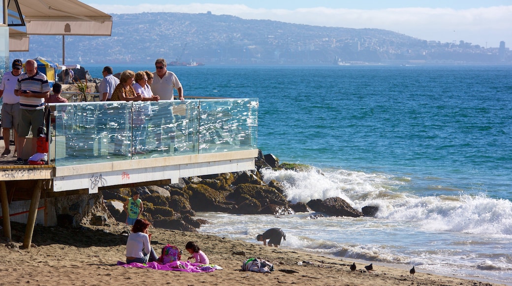 Praia de Acapulco que inclui uma praia de areia assim como um pequeno grupo de pessoas