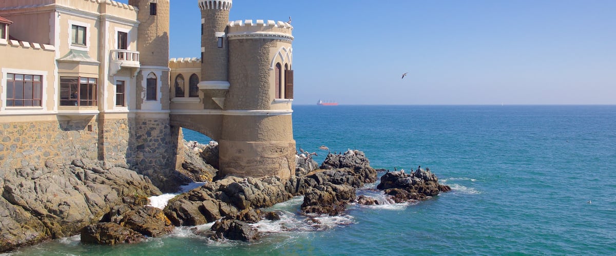 Castillo Wulff que incluye un castillo, elementos del patrimonio y vistas generales de la costa