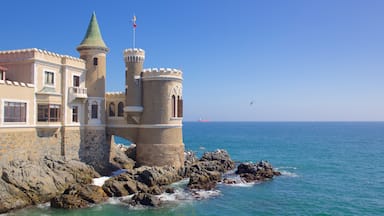 Castillo Wulff que incluye un castillo, elementos del patrimonio y vistas generales de la costa