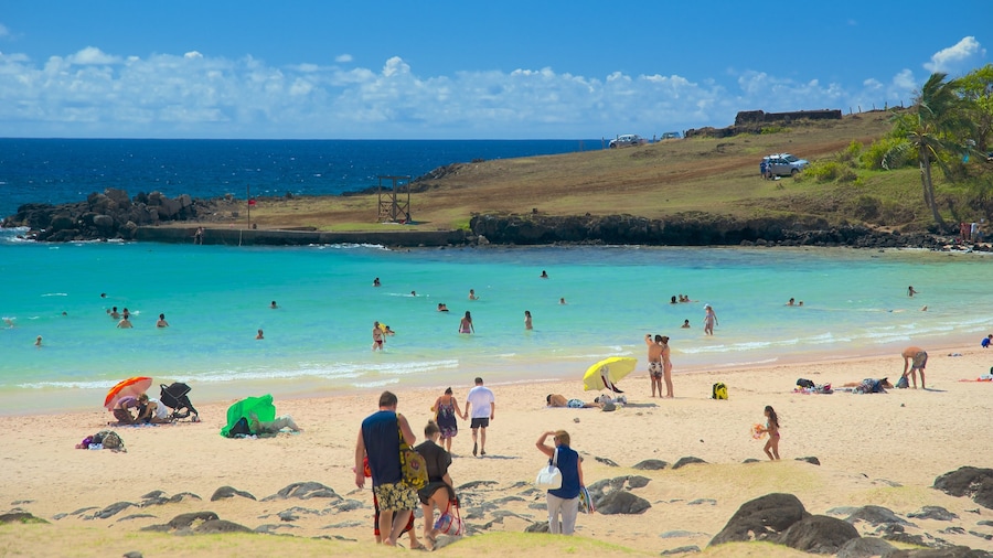 Playa Anakena toont een strand en ook een klein groepje mensen