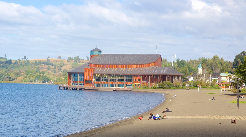 Teatro del Lago ofreciendo una playa de arena