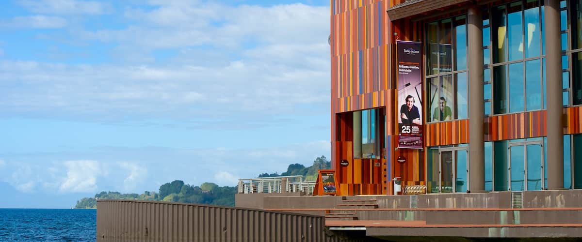 Teatro del Lago mostrando arquitectura moderna