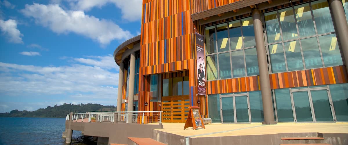 Teatro del Lago showing modern architecture and general coastal views
