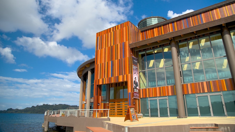 Teatro del Lago trong đó bao gồm kiến trúc hiện đại và cảnh bờ biển