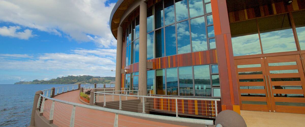 Teatro del Lago ofreciendo vistas generales de la costa y arquitectura moderna