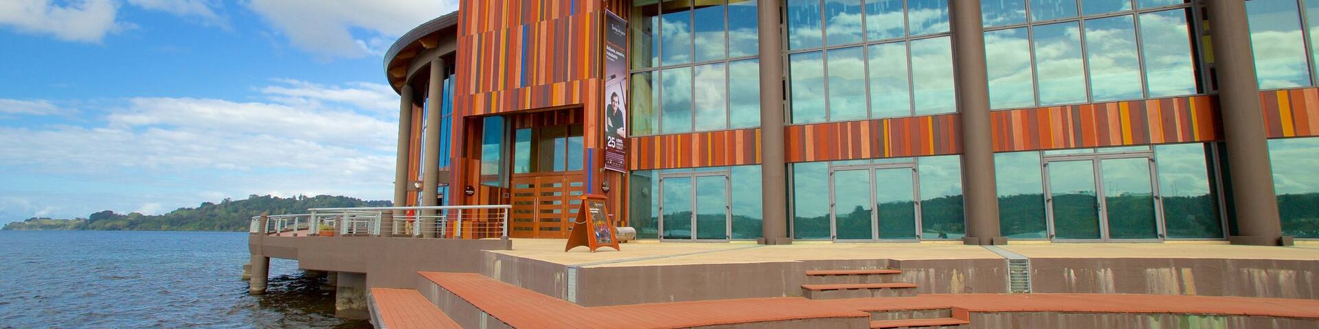 Teatro del Lago featuring modern architecture and general coastal views